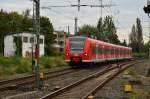 Rheydt Hbf, 425 566-7 als RB 33 am Samstag den 11.10.2014 kommt wegen Umleiterverkehr ausnahmsweise mal in Gleis 3 eingefahren auf seinem Weg nach Duisburg.