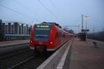 Ein Nachschuss von der Rhein Niers Bahn (RB33) von Heinsberg(Rheinland)Duisburg-Hbf) nach Kohlscheid und fährt in Herzogenrath ein am Kalten am Abend vom 23.1.2015.