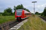 Aus Erkelenz kommt der 425 555-0 als RB33 Zug nach Duisburg Hbf in Herrath eingefahren.