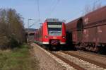 Während der leere Erzpendel in Richtung Merzig strebt nähert sich 425 127 dem Bahnhof Dillingen.