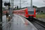 RE 33 trifft im Aachener Hbf bei Regenwetter ein (27.