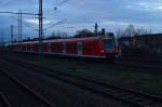 425 124-5 fährt in den Bahnhof Lampertheim ein, der Zug fährt als RB2 nach Mannheim Hbf.