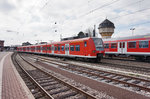 425 026-2 als RB 38622 (Worms Hbf - Mannheim Hbf - Bensheim), am 26.3.2016 bei der Abfahrt in Weinheim (Bergstraße).