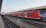 Rechts: 425 548-5 als RE 12061 (Mannheim Hbf - Heidelberg Hbf - Heilbronn Hbf).