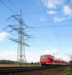 RB 33, Rhein-Niers-Bahn, 425 563 von Heinsberg / Duisburg, auf der KBS 485 bei Geilenkirchen / Süggerath am 9.04.2016 auf den Weg nach Aachen.