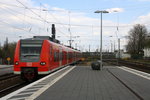 Die Rhein Niers Bahn (RB33) aus Duisburg-Hbf nach Aachen-Hbf und kommt aus Richtung Duisburg-Hbf,Duisburg-Hochfeld-Süd,Duisburg-Rheinhausen-Ost und fährt in Duisburg-Rheinhausen ein und hilt