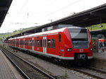 Am 20.06.2016 steht 425 047 in Würzburg Hbf auf Gleis 6 und wartet auf die Ausfahrt nach Kitzingen als RB 58097.
