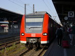 425 046 fährt am 24.06.2016 außerplanmäßig als RB nach Gemünden in Würzburg Hbf auf Gleis 7 ein.