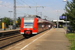 Der RE8 kommt aus Mönchengladbach-Hbf nach Koblenz-Hbf und kommt aus Richtung Mönchengladbach-Hbf und hält in Rheydt-Hbf und fährt dann weiter in Richtung Grevenbroich,Köln.