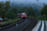 Nebel liegt noch überm Neckartal als am frühen Sonntagmorgen der 425 708-9 in Neckargerach einfährt.