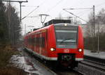 Die Rhein Niers Bahn (RB33) kommt aus Mönchengladbach-Hbf nach Aachen-Hbf  und kommt aus Richtung Mönchengladbach-Hbf,Rheydt-Hbf,Wickrath,Beckrath,Herrath und hält in Erkelenz und fährt dann weiter in Richtung Baal,Hückelhoven-Baal,Brachelen,Lindern,Süggerrath,Geilenkirchen,Frelenberg,Zweibrüggen,Übach-Palenberg,Rimburg,Finkenrath,Hofstadt,Herzogenrath, Kohlscheid,Richterich,Laurensberg,Aachen-West,Aachen-Schanz,Aachen-Hbf. 
Aufgenommen vom Bahnsteig 1 in Erkelenz. 
Bei Regenwetter am Nachmittag vom 8.3.2017.