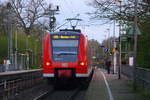 Ein Nachschuss von der Rhein Niers Bahn (RB33) aus Duisburg-Hbf/Heinsberg-Rheinland) nach Aachen-Hbf und hält in Kohlscheid und fährt in Richtung Richterich,Laurensberg,Aachen-West,Aachen-Schanz,Aachen-Hbf. 
Aufgenommen von Bahnsteig 2 in Kohlscheid. 
In der Abendstimmung am Abend vom 15.4.2017.