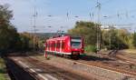 Der Herbst ziert sich noch an manchen Stellen - Auch kurz vor dem Bahnhof Dillingen Saar ist am 22.10.2013 noch viel Grn an den Bumen.