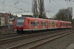 Ein aus zwei kurzen Quitschies zusammengestellter RB33 Zug der vom 426 016-2 geführt wird,fährt am Sonntag den 5.2.2017 in Rheydt Hbf ein.u