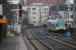 Hier fährt Westfalenbahn Flirt ET014 aus Paderborn Hbf aus, während 146 023 mit ihrem Doppelstockpark darauf wartet an Gleis 1 für die Fahrt nach Aachen bereitgestellt zu werden.