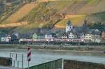 Grade verlassen zwei mir unbekannte Vias Triebwagen den Bahnhof von Kaub in Richtung Koblenz.