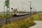 ET6.02 der Eurobahn kommt mit einem fünfteiligen Bruder als RE13 nach Venlo bei sehr sehr bescheidem Wetter am Samstagmittag zwischen Büttgen und Kleinenbroich über die KBS 485 in