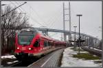 Ein Flirt als RE33308 aus Sassnitz, beim Halt im Bhf Stralsund Rgendamm.