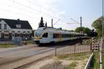 Hier kommt der ET 7.03 vom Bahnhof Venlo in Richtung Kaldenkirchen gefahren und quert den Bahnbergang Bevrijdingsweg am Freitag den 22.April 2011.