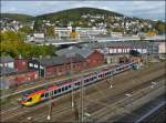 - bersicht -  Oben auf dem Parkdeck der City Galerie in Siegen hat man eine schne bersicht auf den Ringlokschuppen  (Sdwestflische Eisenbahnmuseum) und den abgestellten HLB (Hessische Landesbahn)