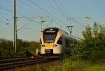 Noch eine Ende, das einer RE13 die aus Venlo kommend nach Hamm fahrend hier in Kleinenbroich hinterm Busch verschwindet, es handelt sich um den Eurobahntriebwagen ET 7.03.