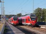 Während links 429 028 nach Rostock ausfuhr,fuhr rechts 429 027,am 06.Juli 2015,in Bergen/Rügen ein.