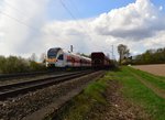 Ein Erzbomberleerzug auf dem Ausweichgleis in Boisheim und ein RE13 nach Hamm Westfalen begegene sich am Sonntag den 17.4.2016