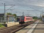 In Groß Gerau-Dornberg ist so eben der Triebwagen 430 609 am Bahnsteig Gleis4 eingefahren und wird dann als S7 nach Frankfurt/Main Hbf weiter fahren.