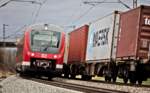 440 205-3 nach Passau Hbf kreuzt in Niedermünchsdorf einen nordwärts fahrenden Containerzug,freundlicher Gruss zurück an den Lokführer.Bild vom 18.3.2017