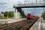 Ein 5er-Hamster-Trio, geführt von 442 841, fährt am 14.05.2017 als Kreuzfahrer von Berlin nach Warnemünde durch Löwenberg (Mark).