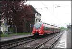 ET 442208 hält auf dem Weg Richtung Cochem am 29.4.2018 um 14.04 Uhr im Bahnhof Hetzerath.