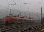 Trotz dem Wetter (Regen und Nebel) musste ich heute (06:01.2013) meine ersten Bahnbilder fr 2013 machen: 
Hier fhrt 442 302 / 802 (5-teiliger Talent 2) als RE 9 - rsx - Rhein-Sieg-Express (Siegen - Kln - Aachen) von Betzdorf/Sieg weiter in Richtung Kln. 
Diese Fnfteiler haben die Achsformel Bo’2’Bo’2’2’Bo’  und sind 88.400 mm ber Kupplung Lang. 
Sie haben eine Leistung von 3030 kW, die Hchstgeschwindigkeit ist 160 km/h, die max. Beschleunigung ist 1,1 m/s.
