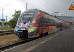 442 854 als S3(33414)von Gstrow nach Warnemnde bei der Einfahrt in Warnemnde im Hintergrund lag die Regal Princess.15.05.2016