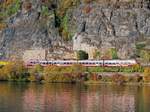 Regionalbahn 12194  Pommern  vor der Hatzenporter Rabenlay, einem 141 m hohen Schieferfelsplateau.