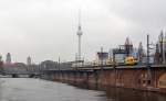 Auf seiner Fahrt nach Cottbus passiert ein KISS der ODEG am 28.03.15 den S-Bahnhof Jannowitzbrücke.