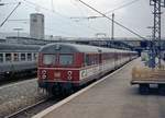 Das Sammelsurium aus Altbautriebwagen der Baureihen 425, 455 und 465 war bis zur Aufnahme des S-Bahn-Betriebs aus dem Groraum Stuttgart nicht wegzudenken. Ein Doppeleinheit nach Heilbronn mit 425 408 an der Spitze verlsst im Mai 1978 Stuttgart Hbf. 