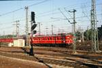 Sonderfahrt eines früheren Stuttgarter Vorortzuges der Baureihe ET 65 unmittelbar vor dem Stuttgarter Hauptbahnhof. Ich vermute, dass er die Nummer 465 006-5 trägt.
Datum leider unbekannt, wahrscheinlich 1988 