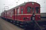 Ein Steuerwagen der Baureihe 885 hinter dem führenden 485 019-4 Anfang Januar 1975 im Bahnhof Müllheim/Baden