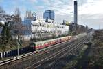 Nach 15 Jahren fuhr im Dezember 2023 der S-Bahn Weihnachtszug in Berlin wieder. Hier erreicht der Zug bestehdn aus dem Viertelzug 167 006 und 475 605 gleich Halensee.

Berlin 16.12.2023