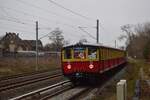 Mit dem Stadtbahner vorraus durchfährt der Weihnachtszug bestehend aus 167 006 und 475 605 Joachimstal. Links sieht man das Bw Schöneweide.

Berlin 16.12.2023