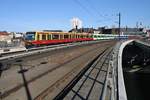 481 485-1 erreicht am 18.3.2018 als S5 von Strausberg Nord nach Berlin Westkreuz den Berliner Hauptbahnhof.