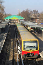 Ein Triebzug der Baureihe 481 in der Station  Berlin Buckower Chaussee  am 28.