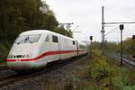 401 514-5 (Tz 114  Friedrichshafen ) mit im Jahr 2011 repariertem Triebkopf als ICE 597 (Linie 11) von Berlin Ostbahnhof nach München Hbf durchfährt den Bahnhof Schlüchtern auf der Bahnstrecke Fulda–Hanau (Kinzigtalbahn | KBS 615) auf Gleis 4. [22.10.2017 | 13:08 Uhr]