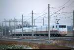 Fast unbemerkt vorbeigerauscht...
Bei der Suche eines neuen Fotostandorts fuhr dann kurzerhand eine BR 401 als ICE 692 (Linie 11) von Stuttgart Hbf nach Berlin Gesundbrunnen bei Dieskau auf der Neubaustrecke Erfurt–Leipzig/Halle (KBS 540) entlang, weshalb es nur für einen Notschuss reichte.
Später fand ich heraus, dass der Zug verspätet war. [4.2.2018 | 13:07 Uhr]