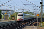 Ein ICE 1, der am 26.04.2018 als ICE 674 von Karlsruhe nach Hamburg Hbf unterwegs ist, schiebt sich hier am Bahnhof Groß Gerau-Dornberg gerade ins Licht.