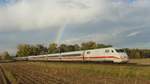 Ein ICE 1 auf dem Weg nach Norden präsentiert sich auf der Riedbahn zwischen Riedstadt Wolfskehlen und Groß-Gerau Dornberg mit einem Regenbogen im Hintergrund. Aufgenommen am 1.11.2018 16:54