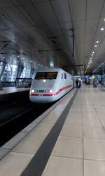 ICE 1 nach Hamburg Altona in Frankfurt Flughafen/Fernbahnhof.
Aufgenommen am 26.04.2019.Mit dem Zug bin ich nach Frankfurt Flughafen Fernbahnhof gefahren um dort in einen anderen ICE Richtung Köln umzusteigen