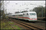 ICE 401015 fährt hier am 15.4.2006 um 17.43 Uhr in Richtung Münster durch den Bahnhof Hasbergen.