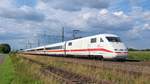 DB Fernverkehr Tz 174 (401 074/574)  Zürich  mit Werbung  25 Jahre ICE in Kooperation mit SBB CFF FFS  als ICE 1021 Hamburg-Altona - Nürnberg Hbf (bei Diepholz, 02.09.2020).