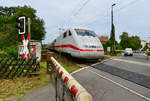 Ein ICE 1 passiert am 23.09.2020 auf seiner Fahrt von Frankfurt/M nach Berlin und kurz vor seinem Halt in Hanau Hbf den Bahnübergang Hanau-Salisweg.